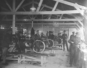 Een WWI motorfiets reparatiewerkplaats door English Photographer